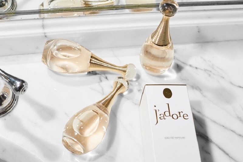 Dior J’Adore là chai nước hoa với mùi hương ngọt nhẹ như bước vào rừng trái cây