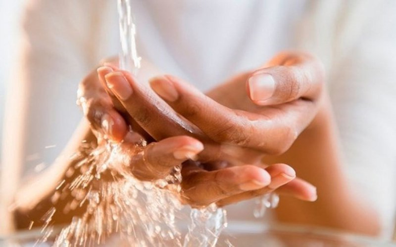 Khi bị kích ứng da do sử dụng nước hoa bạn cần phải dùng nước để rửa sạch vùng da đó